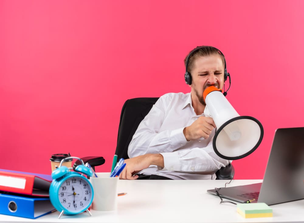 Tips para manejar compañeros ruidosos en tu lugar de trabajo